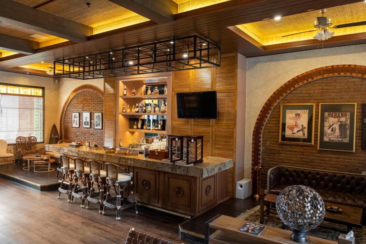 Ts 스위트 스미냑 발리 호텔 세미냑 외부 사진 The bar at the 2010-built clubhouse