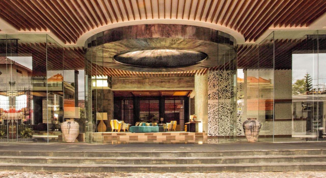 Ts 스위트 스미냑 발리 호텔 세미냑 외부 사진 The lobby of the hotel