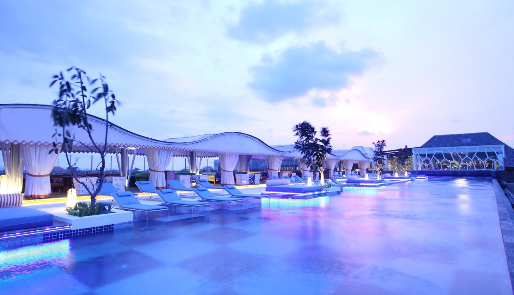 Ts 스위트 스미냑 발리 호텔 세미냑 외부 사진 The pool at the hotel