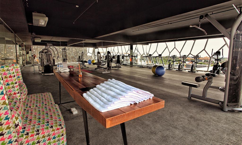 Ts 스위트 스미냑 발리 호텔 세미냑 외부 사진 The gym at the hotel