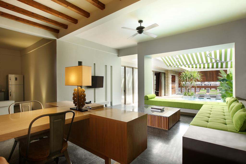 Ts 스위트 스미냑 발리 호텔 세미냑 객실 사진 Interior of a villa at the resort